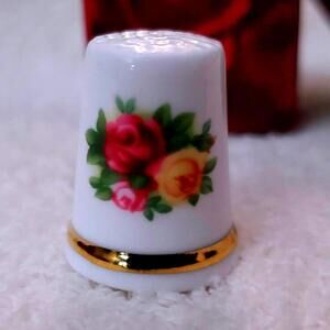 Royal Albert Old Country Roses Thimble England in BOX Thimble Collectors Club